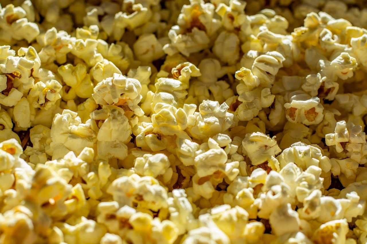 popcorn na patelni na maśle