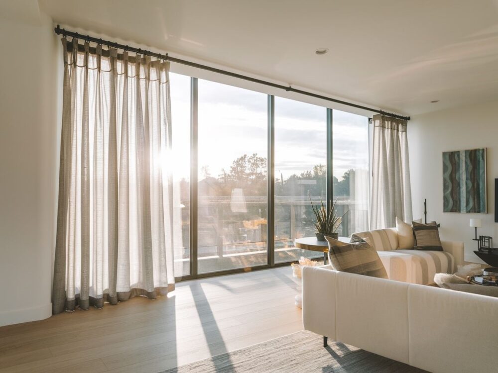 Wybór odpowiedniego karnisza do szerokiego okna